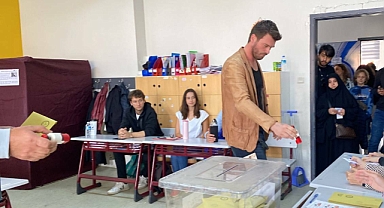 Sinema ve dizi oyuncusu Kıvanç Tatlıtuğ, oyunu Göktürk’te kullandı