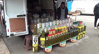 Sinoplu zeytin satıcısı: "Günde 80 teneke zeytin satardık, şimdi 10 tenekeyi zor geçiyoruz"