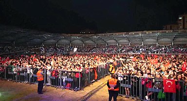 Tarsus'ta Selda Bağcan coşkusu