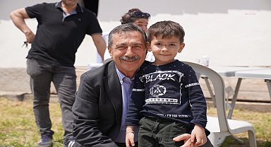 Tepebaşı Belediye Başkanı Ataç, mahalle ziyaretlerinde vatandaşlarla buluşuyor