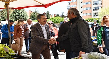 TEPEBAŞI BELEDİYE BAŞKANI ATAÇ, PAZAR ESNAFI VE VATANDAŞLA BULUŞTU: “HALKIMIZ BAHARI BEKLİYOR, O BAHAR ARTIK KAPIDA”