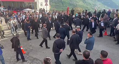 Trabzon'daki kazada hayatını kaybedenlerin cenazesinde belediye başkanına tepki