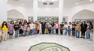 Tunç Soyer, 'Hayalimdeki Sakin Mahalle' sergisinde ortaokul öğrencileriyle buluştu