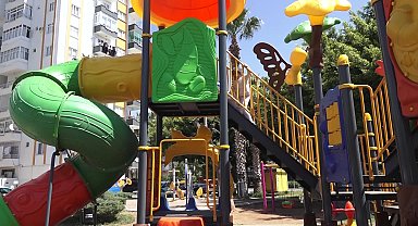 Yenişehir Belediyesi yakılan çocuk oyun grubunu yeniledi
