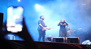 Ziynet Sali, Akhisar Çağlak Festivali'nde sahne aldı