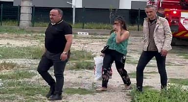 Aksaray'da tartışma yaşadığı arkadaşları tarafından eve kitlenen genç kadını itfaiye kurtardı