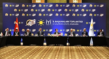 Akşener, partisinin il başkanlarıyla bir araya geldi
