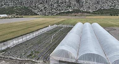 Antalya Büyükşehir Belediyesi, serası zarar gören Korkutelili üreticilere naylon yardımı yaptı