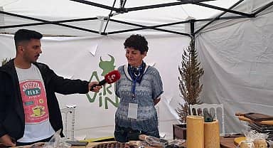 Artvin Ardanuç'ta atık ağaçlardan yaptığı objeleri satan Serpil Köksal: ''Alım gücü düşünce biz de satışta sıkıntı yaşıyoruz''