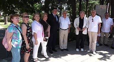 Atatürk'ün Karşıyaka ziyaretinin 97. yıl dönümünde, Zübeyde Hanım Anıt Mezarı başında tören