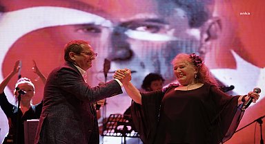 Ayvalık Belediye Başkanı Ergin, Suzan Kardeş ile İzmir Marşı'nı söyledi