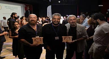 Ayvalık Belediye Tiyatrosu'na iki ödül birden