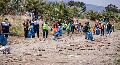 Başkan Soyer daha temiz bir İzmir için çocuklar ve gönüllülerle atık topladı