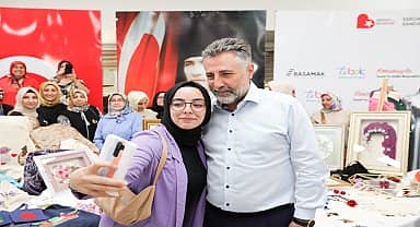 Bayraklı Belediyesi'nin kursiyerleri el emeği ürünleri sergiledi 