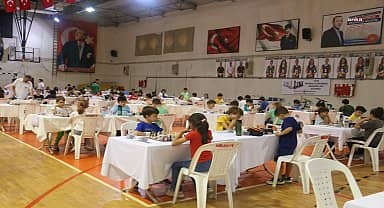 Bayramiç Belediyesi'nden karne hediyesi