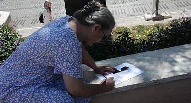 Bergama'da yurttaşlar ağaç kesimlerine tepki gösterdi