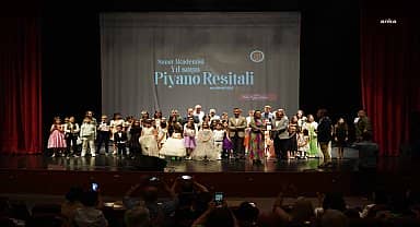 Bilecik Belediyesi Sanat Akademisi'nde eğitim alan minik piyanistler, hünerlerini sergiledi