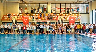 Bornova Belediyesi Çamdibi Yarı Olimpik Yüzme Havuzuna yoğun ilgi