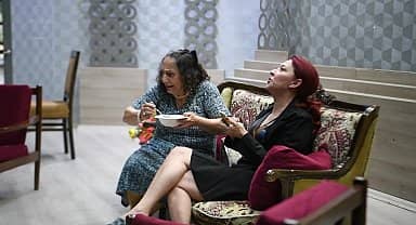 Bornova'da sahne kadınların