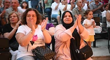 Bornovalı kadınlardan türkü ziyafeti