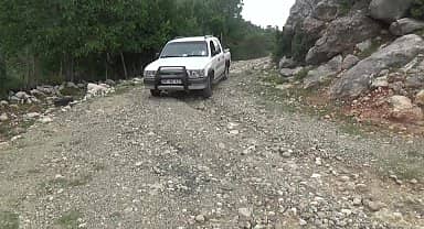 Bozuk yol nedeniyle mahsulünü tarladan getiremeyen Kadirlili çiftçi: "Mahsulüm dağda kaldı, ıslanırsa bir yıllık kazancım heba olacak"