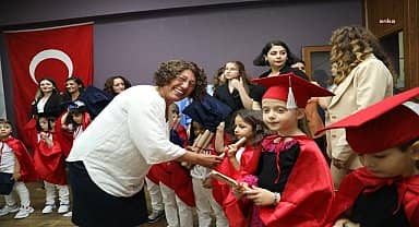 Burhaniye Belediye Başkanı Deveciler, küçük öğrencilerin heyecanına ortak oldu