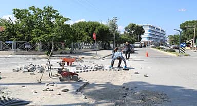 Burhaniye Belediyesi, yaz sezonu öncesi yol çalışmalarına devam ediyor 