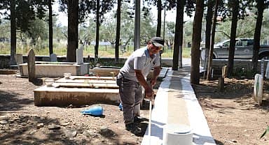 Burhaniye'de mezarlıklar bayrama hazırlanıyor