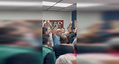 Çaykur'da çalışan mevsimlik işçiye kadro vaadi yerine getirilmeyince işçiler AKP Rize il binasına gitti. 2 işçi gözaltına alındı