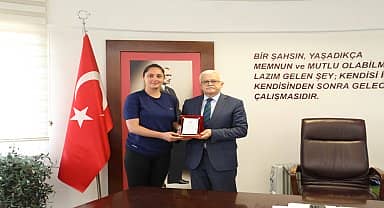 Çengelköy Voleybol Takımı'ndan Burhaniye Belediye Başkanı Deveciler'e Onursal Başkanlık plaketi