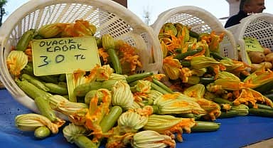 Çeşme'de tarladan sofraya üretici pazarı açıldı