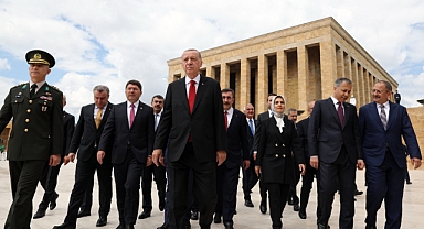 Cumhurbaşkanı Erdoğan, yeni kabine üyeleri ile Anıtkabir’i ziyaret etti