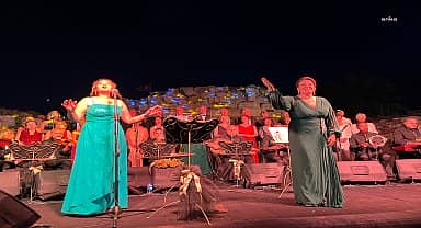 "Dillerdeki Nağmeler" Sığacık Kaleiçi'nde yankılandı