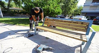 Efes Selçuk belediyesi, sokaklara kendi ürettiği bankları yerleştiriyor