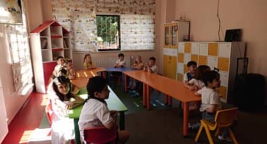 Esenyurt Belediyesi kreşlerinin öğrencileri, ilk karnelerini Başkan Bozkurt'tan aldı 