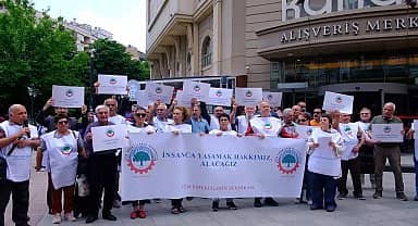 Eskişehir'de emekliler, bayram ikramiyesinin asgari ücret seviyesine yükseltilmesi talebiyle eylem yaptı