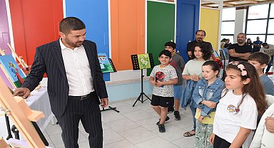 Foça'nın minik ressamları eserlerini sergiledi