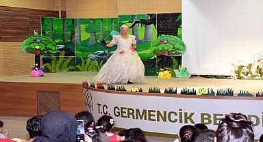 Germencikli çocukların karne hediyesi Belediye Başkanı Öndeş'ten