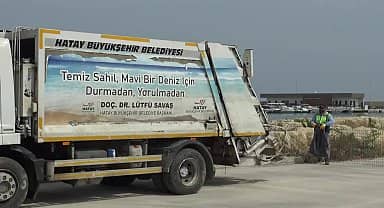 Hatay Büyükşehir, kıyı şeridindeki temizlik çalışmalarına devam ediyor