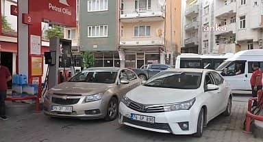 Iğdır'da, akaryakıta gelecek zamlar öncesinde benzin istasyonlarında kuyruk oluştu