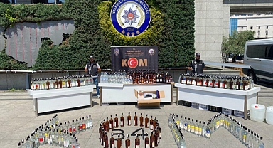 İstanbul'da sahte içki operasyonu: 2 bin 326 dolu içki şişesi ve 1 ton 75 litre alkollü sıvı ele geçirildi