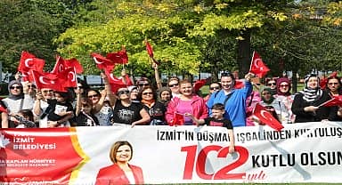 İzmit Belediye Başkanı Hürriyet, 102. Yıl Yürüyüş etkinliğinde kadınlarla bir araya geldi