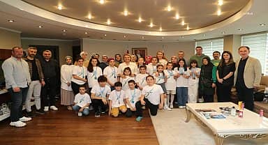 İzmit Belediye Başkanı Hürriyet, başarılı minik yüzücüleri ağırladı