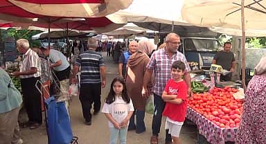 Kadirli'de pazarda yevmiyeyle çalışan emekli vatandaş: "Bir kurbanlık alırsak ona şükredeceğiz. Geçinmeye çalışıyoruz"