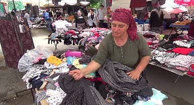 Kadirli semt pazarında şalvar satan esnaf: "Müşteri de memnun değil biz de memnun değiliz"