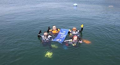 Kartal'da, dalgıçlar deniz temizliği yaptı