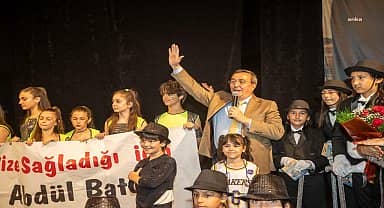 Konak Belediyesi Güzelyalı Nazım Hikmet Kültür Merkezi kursiyerlerinden yıl sonu gösterisi