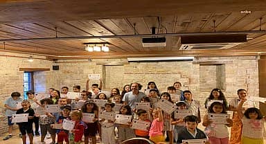 Kuşadası Belediye Tiyatrosu'nun kursiyerleri katılım belgelerini aldı 