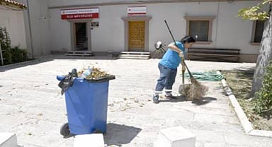 Kuşadası belediyesi, kenti bayrama hazırlıyor