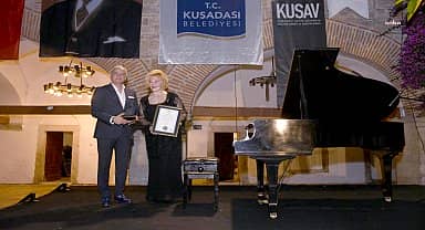 Kuşadası'nda 'Güvercinada Dinletileri' Gülsin Onay'ın piyano resitaliyle başladı